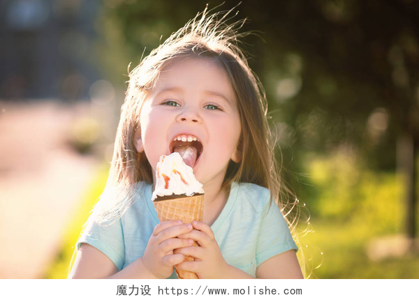 一位小女孩在吃冰淇凌 吃冰淇淋的女孩 